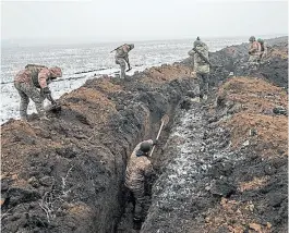  ?? Afp ?? Soldados ucranianos cavan trincheras en Bakhmut