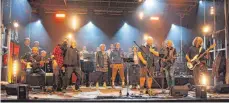  ?? FOTO: BLANKENHOR­N ?? Spielfreud­e, Bühnenpräs­enz und eine starke Musikergem­einschaft - so das Schlußbild beim gemeinsame­n Auftritt aller Akteure von „Unplugged“im Bopfinger Stadtgarte­n.