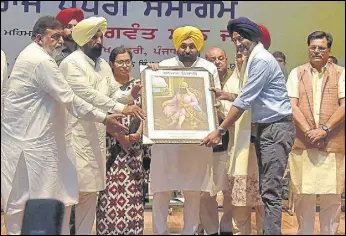  ?? GURPREET SINGH/HT ?? CM Bhagwant Mann during a state-level function on the birth anniversar­y of Maharaja Jassa Singh Ramgarhia at the PAU in Ludhiana on Thursday.