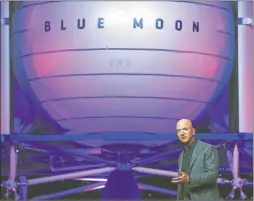  ?? AFP ?? VEHICULO. El CEO de Amazon, Jeff Bezos junto a Blue Moon.