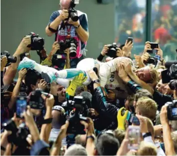  ?? Foto: Lynn Bo Bo, dpa ?? Nach seinem Sieg ließ sich Nico Rosberg von seinem Team feiern.