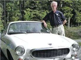  ??  ?? Ulf Selstam, redaktör för Svenska Volvo P1800-klubbens medlemstid­ning, poserar vid sin P1800.