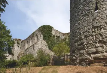  ??  ?? Fig 4 above: The audience hall and a tower of the outer curtain wall (right), with its gun loop in the shape of an inverted keyhole. Fig 5 below: The castle’s great chamber block