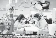  ?? — Gambar Bernama ?? BERI MANFAAT: Sepasukan doktor pakar bedah jantung kanakkanak yang diketuai Dr Edward Peng melakukan pembedahan terhadap pesakit di bawah Projek Amal Pembedahan Jantung Hospital Universiti Sains Malaysia (HUSM).