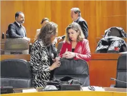  ?? Cortes de Aragón ?? Claudia Pérez Forniés (de rojo), antes del Pleno.