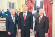  ??  ?? Le chef du gouverneme­nt avec les sénateurs Ben Cardin et Chris Coons, membres de la Commission des affaires étrangères du Sénat américain.