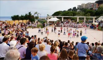  ?? (Photo O.V. M.) ?? Plus de six cents personnes se sont retrouvées à la plage Marquet pour la fête de l’école André-Mal- raux.