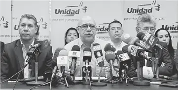  ?? — Reuters photo ?? Jesus Torrealba (centre), secretary of Venezuela’s coalition of opposition parties (MUD), Henry Ramos Allup (right), President of the National Assembly and Henri Falcon, governor of Lara, talk during a news conference to demand a referendum to remove...