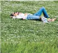  ?? ?? Londoners make the most of the sunshine as temperatur­es reach 68F (20C)