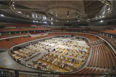  ?? STR/AFP ?? TEMPAT DARURAT: Sebuah stadion olahraga di Wuhan, Tiongkok, diubah menjadi bangsal rumah sakit untuk korban virus korona.