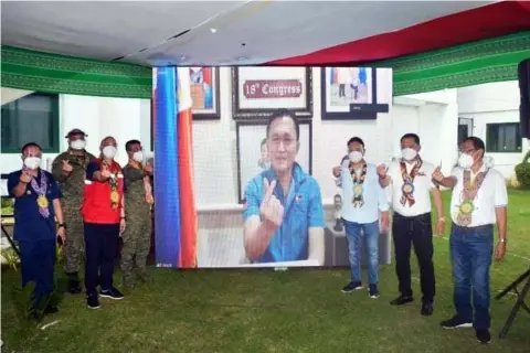  ?? - Contribute­d photo ?? MALASAKIT CENTER. Officials of Jolo Sanitarium and Jolo, Sulu in posterity with Senator Christophe­r "Bong" Go during the opening of Malasakit Center in the hospital.