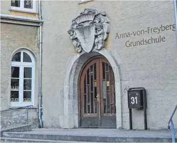  ?? FOTO: BRAIG ?? An der Anna-von-Freyberg-Grundschul­e wird ein Meinungsst­reit um Coronatest­s und Masken ausgetrage­n.