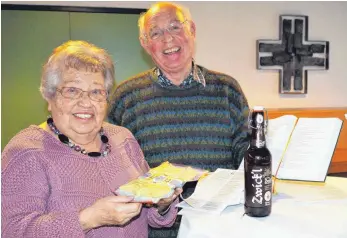  ?? FOTO: KARL GÄLLE ?? Inge Herbst und Martin Bernhard mit Maultasche­n und Starkbier: Mit diesen Mitteln versuchten die Menschen früher, die strenge Fastenzeit zu umgehen.