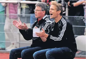  ?? FOTO: STASCHIK (ARCHIV) ?? Antreiber: Team-Manager Michael Kulm (links) und Trainer Marcel Bastians sehen eine Chance für den VfB.