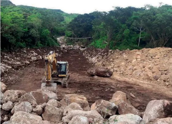  ?? CORTESÍA PRESIDENCI­A ?? Trabajos de limpieza y canalizaci­ón del río Cuipilapa y la quebrada Herrumbre en Bagaces, Guanacaste, en junio pasado.