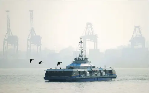  ?? ARLEN REDEKOP/PNG ?? A SeaBus leaves from Lonsdale Quay in North Vancouver on its regular round trip to Vancouver’s waterfront terminal against a backdrop of hazy smoke. Air quality advisories remain in effect for the area.