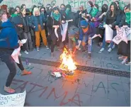  ??  ?? Hacer un paro, pintar una pared o manifestar­se “es un grito de desesperac­ión” ante feminicidi­os, afirma Aleida Alavez.