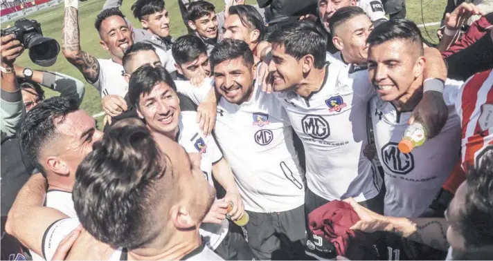  ??  ?? ► La celebració­n de los jugadores de Colo Colo tras conseguir la victoria por la mínima sobre la U.