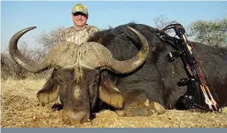  ??  ?? Boere moet vooraf weet wat hul besoekers se skietvermo­ë is. Mnr. Brent Warrington van Amerika het hierdie pragtige buffel by Dries Visser Safari’s naby Thabazimbi in Limpopo met ’n boog gejag.