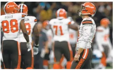  ?? GETTY ?? Zane Gonzalez (r.) misses fourth-quarter field goal, one of four misses in Browns’ loss to Saints.