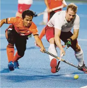  ?? PIC BY EFFENDY RASHID ?? Malaysia’s Fitri Saari (left) tries to get the better of Canada’s Gordon Johnston yesterday.