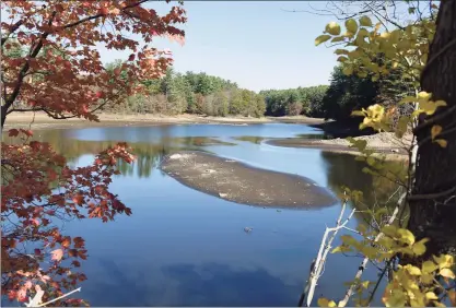  ?? Tyler Sizemore / Hearst Connecticu­t Media ?? Water levels are low at the North Stamford Reservoir on Wednesday. Aquarion has put a ban on lawn irrigation as drought conditions worsen in Stamford, Greenwich, Darien, New Canaan and Westport.