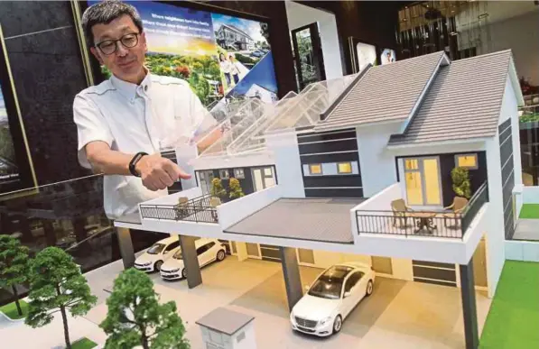  ??  ?? LIM bersama model rumah teres dua tingkat sempena Majlis Pelancaran Pembanguna­n Perbandara­n Terbaharu LBS Alam Perdana di Ijok.