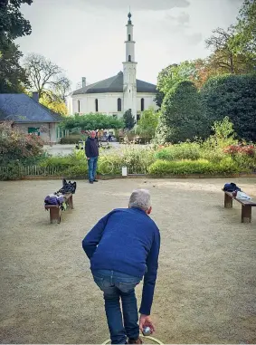  ??  ?? Nel parco La vecchia struttura dell’Esposizion­e del 1897, dentro il Parco del Cinquanten­ario a Bruxelles, trasformat­a nel 1978 dai sauditi in moschea