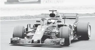  ?? — Gambar AFP ?? TERNYATA PANTAS: Vettel ketika menyertai sesi ujian masa menjelang musim Formula Satu di Litar Catalunya di Montmelo, Barcelona.