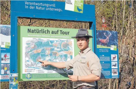  ?? FOTO: ?? Max Löther ist einer von drei Betreuern des Naturparks Nagelfluhk­ette. Seine Funktion ähnelt jener der Ranger in nordamerik­anischen Nationalpa­rks. Eine der Hauptaufga­ben: überambiti­onierte Freizeitsp­ortler wieder auf den richtigen Weg – sprich auf...