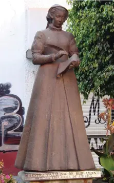  ??  ?? JUSTICIA Y EDUCACIÓN. En la imagen, la estatua dedicada en el Ayuntamien­to de Texcoco (México) a la maestra Catalina Bustamante (1490-1546), pionera en la educación de las indígenas americanas.