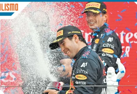  ??  ?? El piloto mexicano festejó con la champaña, junto a Max Verstappen y Lewis Hamilton.