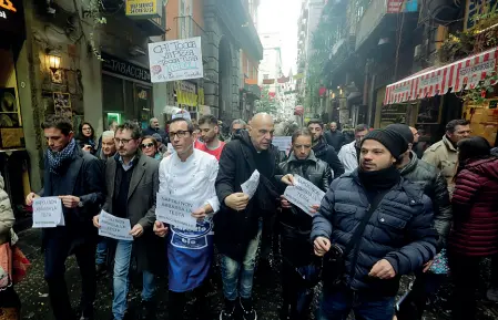  ??  ?? In strada In basso la manifestaz­ione con Sorbillo ai Decumani; a destra il corteo che ha sfilato ad Afragola