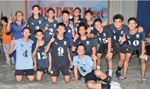  ?? D’ARTAGNAN YAMBAO PHOTO ?? GOLDEN BOYS. The Unit 6 secondary boys volleyball team members and coaches flash the number one sign after winning the finals match of the Dcaa Meeet 2019 opposite Unit 1.