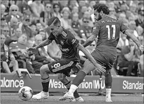  ??  ?? Dani Ceballos van Arsenal probeert weg te draaien van Mohamed Salah. (Foto: The Guradian)