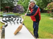  ?? Foto: Andreas Lode ?? Die Minigolfan­lage am Horgauer Bahnhof wird in diesem Jahr 60 Jahre alt: Siegfried Beutel kümmert sich mit seiner Frau um den Erhalt und Reinigung der Bahnen.