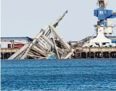  ?? Foto: Mohssen Assanimogh­addan, dpa ?? Ein großer Verladekra­n wurde in Wilhelmsha­ven aus der Verankerun­g gerissen. Er stürzte ins Wasser.