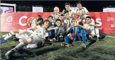  ??  ?? El Real Madrid alevín celebra el título conquistad­o la pasada edición en Tenerife.