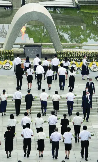  ?? AP ?? Familiares de las víctimas de la primera bomba atómica dejan flores en el Memorial de Hiroshima