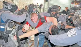  ?? AFP ?? Represión. Una escena de violencia, ayer, en la Puerta de Damasco.