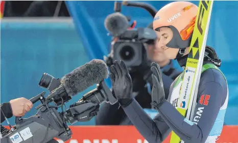  ?? FOTO: THOMAS BACHUN/IMAGO ?? Kann seine Enttäuschu­ng nicht verbergen: Karl Geiger wird auch in diesem Jahr die Vierschanz­entournee aller Voraussich­t nach nicht gewinnen.