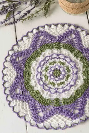  ??  ?? This stunning pineapple doily looks like one giant bloom! Choose your favorite summery colors and have fun stitching this masterpiec­e!