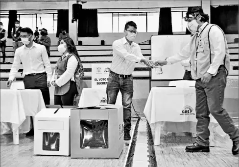  ?? Diego Pallero/ el comercio ?? • El domingo se probaron los protocolos de biosegurid­ad para las elecciones, durante el segundo simulacro nacional.