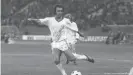  ??  ?? Kostedde im Trikot der Kickers Offenbach, mit denen er 1974/75 ein 6:0 gegen den FC Bayern feierte