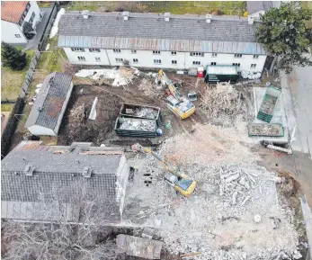  ?? FOTO: GKWG ?? Die GKWG hat mit dem Abriss der beiden Gebäuderie­gel in der Josef-Reich-Straße in Lindenberg begonnen. Die Kreiswohnb­augesellsc­haft wird hier die Zahl der Wohnungen verdoppeln.