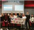  ??  ?? Schüler des Peutinger-Gymnasiums sammelten über 5000 Euro an Spenden.