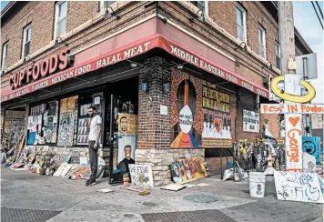  ?? CAROLINE YANG/THE NEW YORK TIMES ?? George Floyd died near this convenienc­e store May 25 in Minneapoli­s while in police custody.