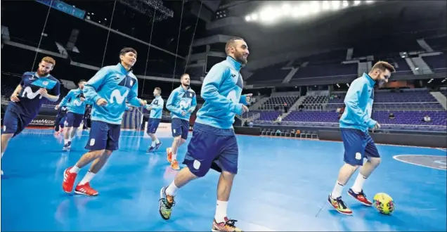  ??  ?? PUESTA A PUNTO. Pola, Daniel, Solano, Ricardinho y Gadeia, durante un entrenamie­nto del Movistar Inter en la pista azul del WiZink Center madrileño.