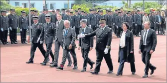  ??  ?? De nombreuses personnali­tés civiles et militaires ont assisté à cet hommage