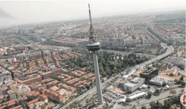  ?? ?? Torrespaña, conocido popularmen­te como el Pirulí, en una vista aérea